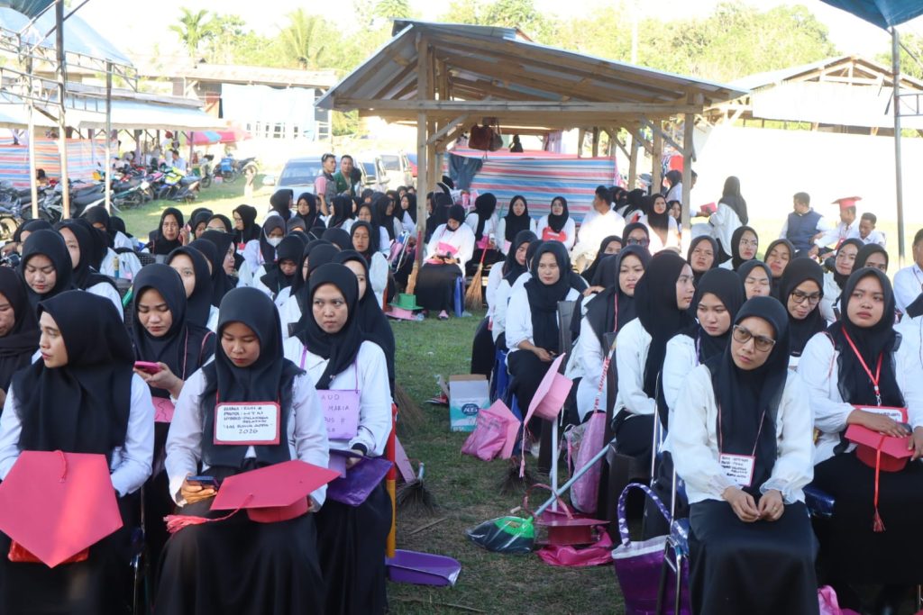 Gelar PBAK di Pasar Potoro, Rektor IAI Rawa Aopa Dorong Mahasiswa Baru Berperan di Masyarakat