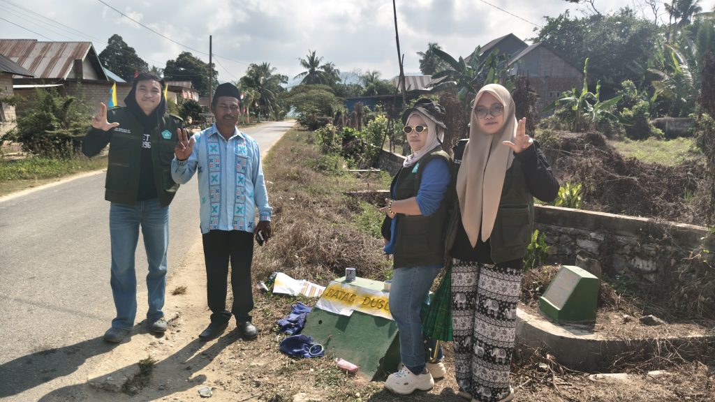 Pengecetan Batas Dusun Desa Lalopisi: Sinergi Penuh Antara Pemerintah Desa dan Tim KKN IAI RAWA AOPA KONSEL Posko 7