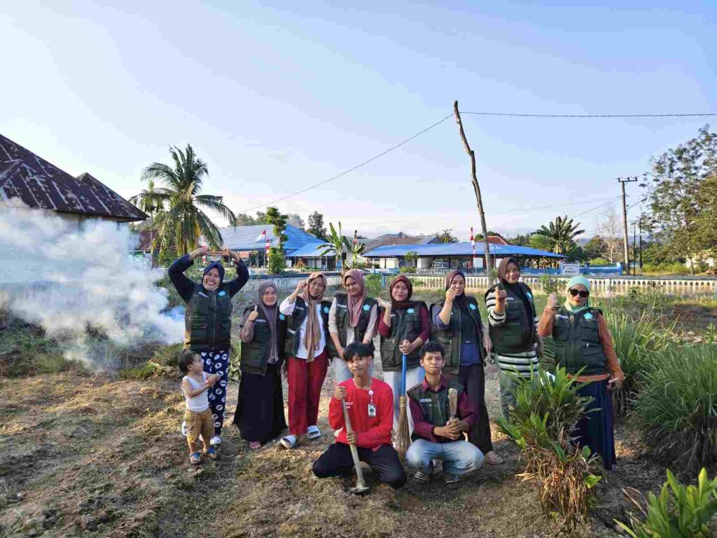 Mahasiswa KKA Posko 4 Gotong Royong Membuka dan Menata Lahan Kebun Desa Ahuhu
