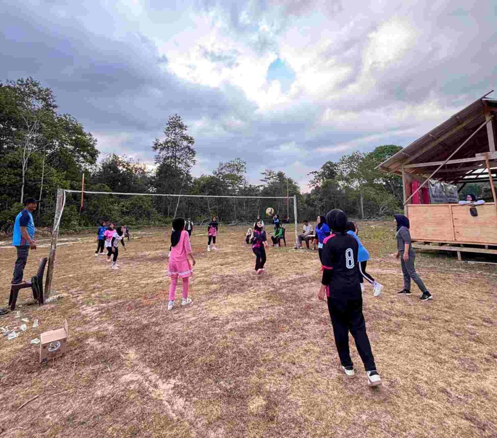 Laga Persahabatan Voli Putri Antar Posko 2 Melawan Posko 9