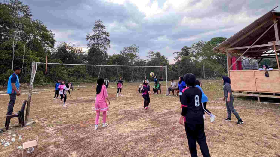 Laga Persahabatan Voli Putri Antar Posko 2 Melawan Posko 9