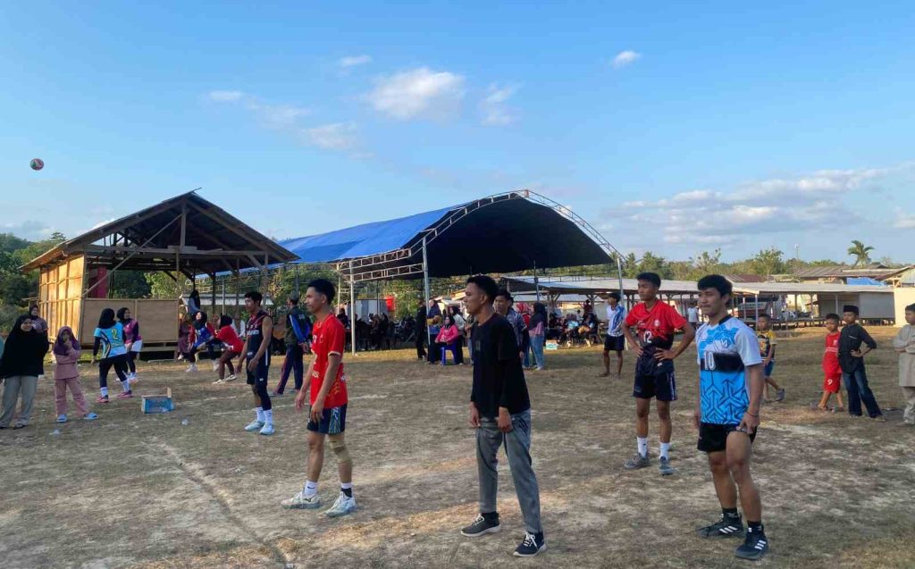 Mempererat Sportivitas dan Kebersamaan Melalui Lomba Bola Voli Putra Posko 4 vs Posko 1