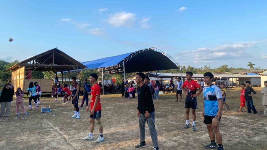 Mempererat Sportivitas dan Kebersamaan Melalui Lomba Bola Voli Putra Posko 4 vs Posko 1