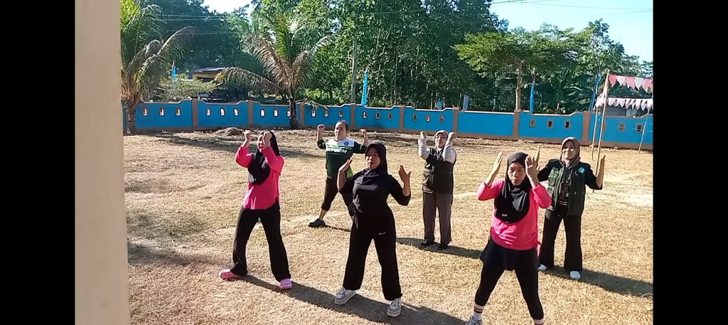 Senam Pagi Bersama Masyarakat dan Mahasiswa di Desa Papawu