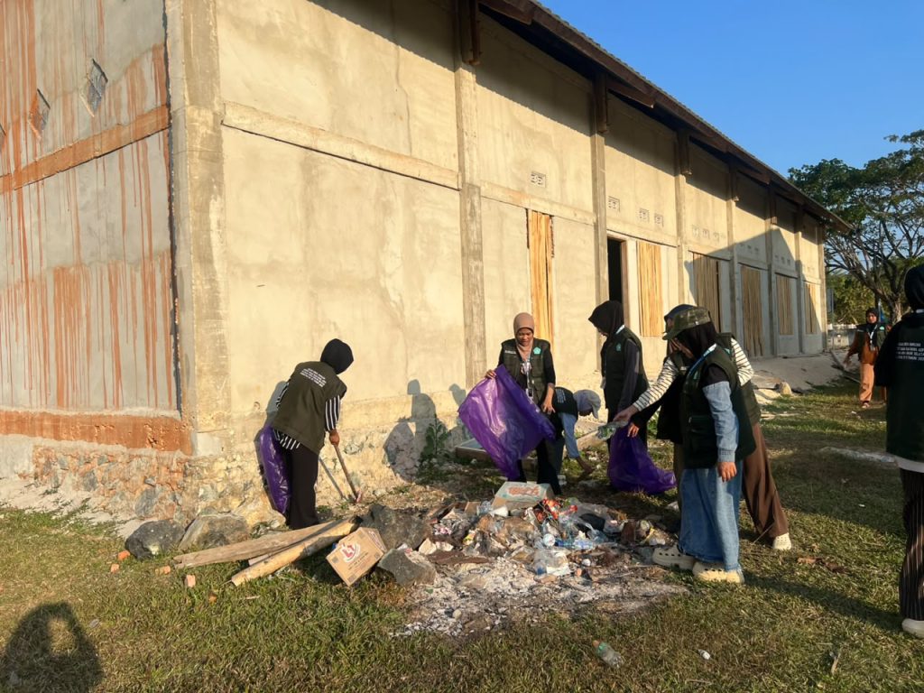 Posko 5 KKA, kegiatan Bersih Bersih Lapangan Desa Wawonggura