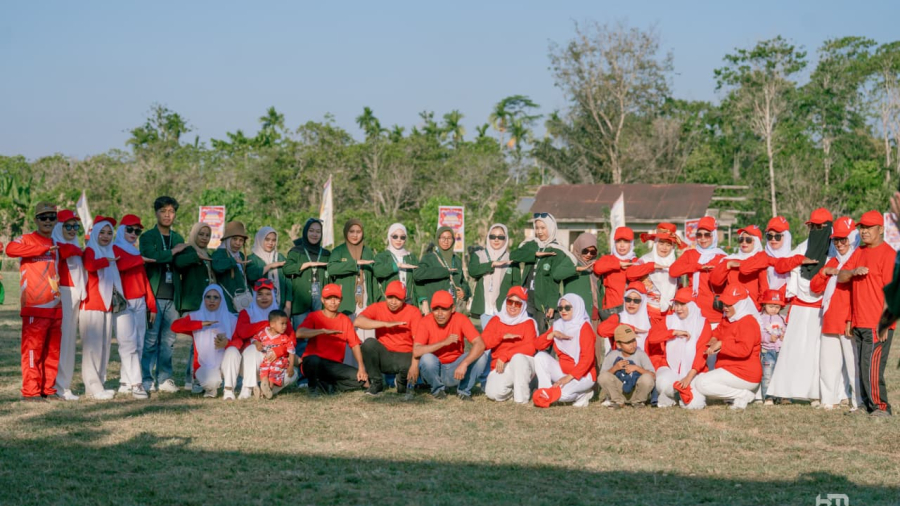 Mahasiswa KKN bersama masyarakat Desa Anese mengikuti defile dalam rangkaian pembukaan PERSENI di Desa Anese, Kecamatan Andoolo Barat, Rabu, 26 Agustus 2026. Kegiatan berlangsung dengan penuh semangat sebagai wujud kebersamaan, partisipasi, dan dukungan terhadap pelaksanaan PERSENI.