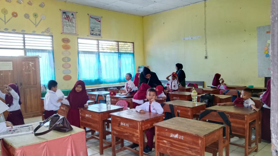 Dokumentasi kegiatan: Proses belajar mengajar di SDN 19 Andoolo bersama mahasiswa KKN Desa Bekenggasu Indah Posko 8, 24 Agustus 2026.