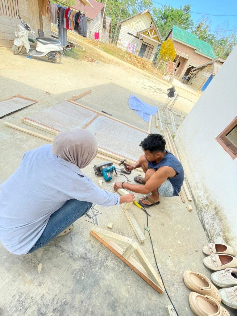 Posko 5 KKA, Proses Pembuatan Peta Desa Di Bantu Oleh Warga Desa