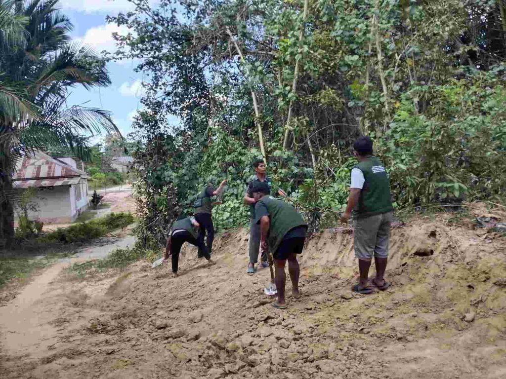Posko 3 KKA, Gotong Royong Perbaikan Akses Jalan Desa Bersama Warga Potoro.