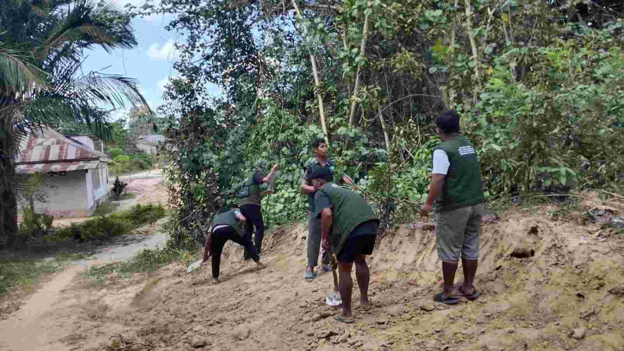 Posko 3 KKA, Gotong Royong Perbaikan Akses Jalan Desa Bersama Warga Potoro.