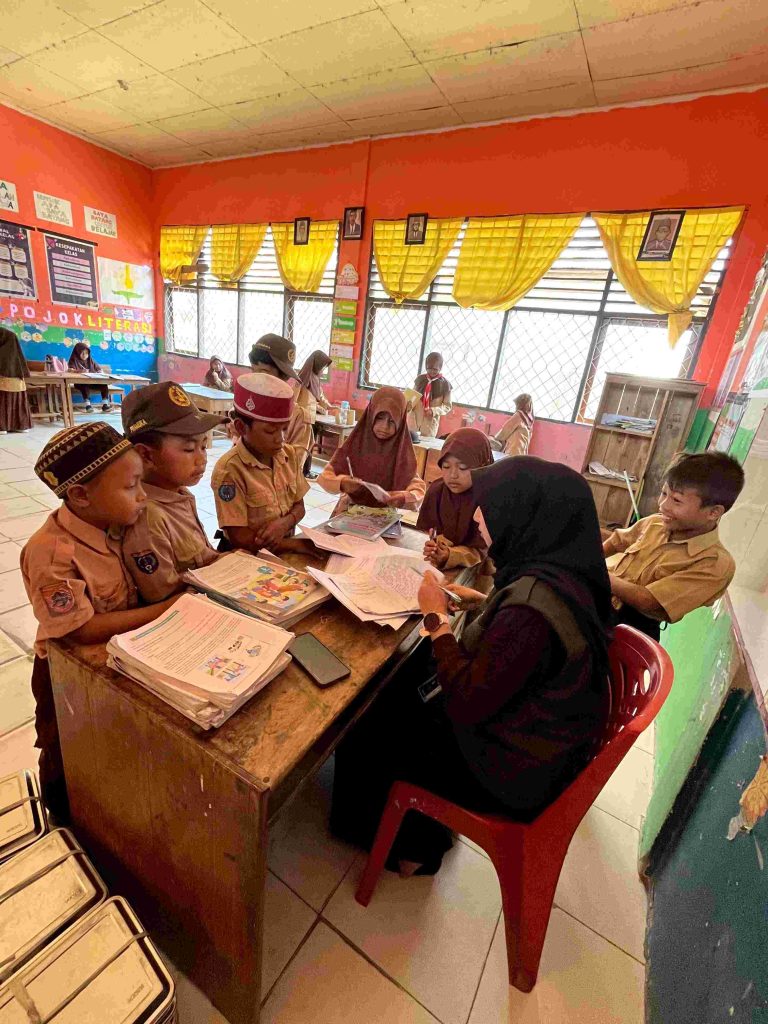 Tingkatkan Kreativitas Siswa, KKA Posko 3 Berikan Tugas Menulis Indah dalam Pelajaran Bahasa Indonesia