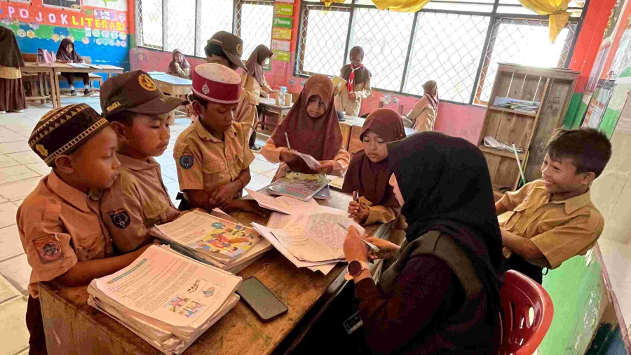 Tingkatkan Kreativitas Siswa, KKA Posko 3 Berikan Tugas Menulis Indah dalam Pelajaran Bahasa Indonesia