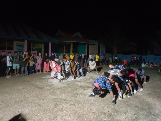 Semarak Lomba Bola Gotong Antar RT di Desa Papawu