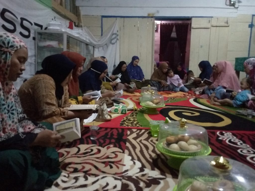 Mahasiswa KKN Posko 6 Desa Papawu Mengikuti Yasinan Rutin Bersama Ibu-Ibu