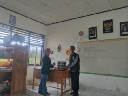 HARI KE-2 KKA POSKO 2 DI SD LAMELAI: DAMPINGI KEGIATAN MENGAJAR DAN SUKSESKAN PEMBAGIAN MBG