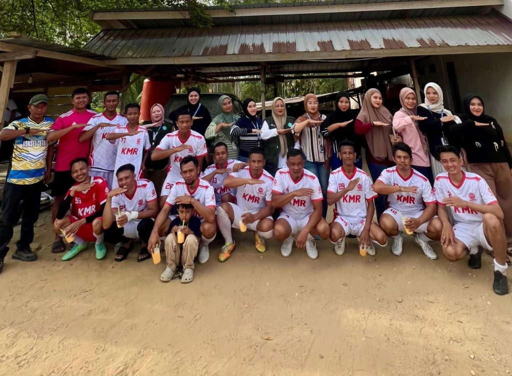 Posko 5 KKA, Dokumentasi Foto Peserta KKA Bersama Tim Sepak Bola Wawonggura