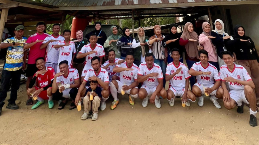 Posko 5 KKA, Dokumentasi Foto Peserta KKA Bersama Tim Sepak Bola Wawonggura